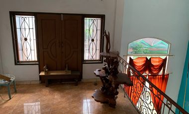 Rumah Besar Model Classic 2 Lantai di Wua Wua