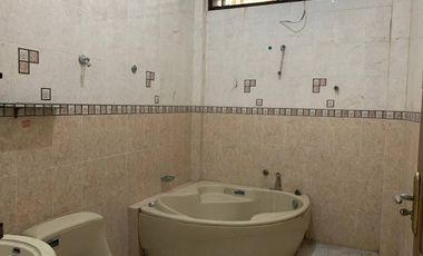 Rumah Besar Model Classic 2 Lantai di Wua Wua