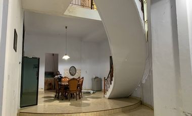 Rumah Besar Model Classic 2 Lantai di Wua Wua