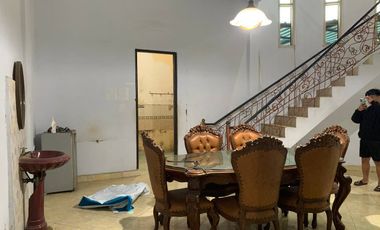 Rumah Besar Model Classic 2 Lantai di Wua Wua