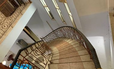 Rumah Besar Model Classic 2 Lantai di Wua Wua