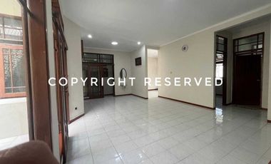 For rent Rumah Baru Di Renov Dengan Luas Tanah Besar Di kota