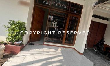 For rent Rumah Baru Di Renov Dengan Luas Tanah Besar Di kota