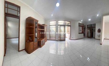 For rent Rumah Baru Di Renov Dengan Luas Tanah Besar Di kota
