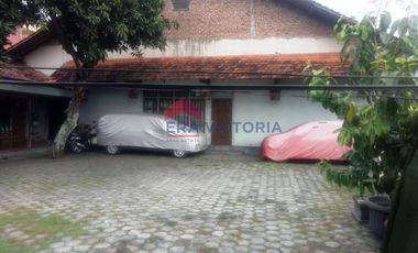 JUAL Tanah Luas Ada 3 Unit Bangunan Rumah Besar Di Atasnya Dekat Fasum