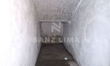 Jacarandas: Bodega de dos plantas para negocio y almacenaje.