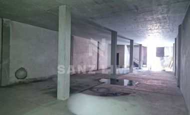 Jacarandas: Bodega de dos plantas para negocio y almacenaje.