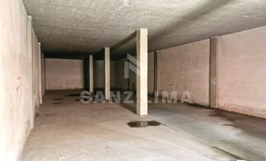 Jacarandas: Bodega de dos plantas para negocio y almacenaje.