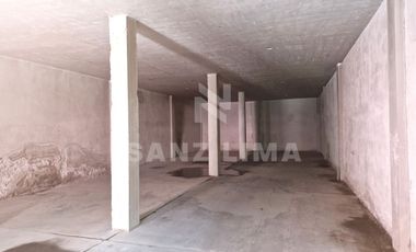 Jacarandas: Bodega de dos plantas para negocio y almacenaje.