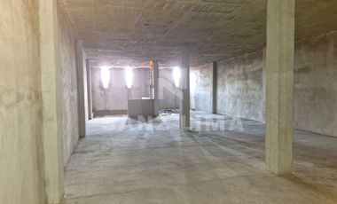 Jacarandas: Bodega de dos plantas para negocio y almacenaje.