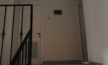 DISEWAKAN RUMAH CANTIK CAMDEN HOUSE JAKARTA BARAT 2 LT FULLY FURNISHED