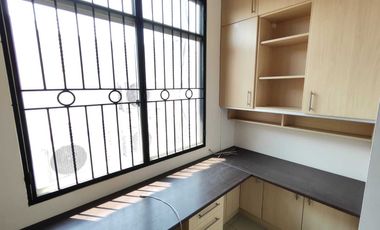 DISEWAKAN RUMAH CANTIK CAMDEN HOUSE JAKARTA BARAT 2 LT FULLY FURNISHED