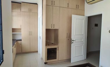 DISEWAKAN RUMAH CANTIK CAMDEN HOUSE JAKARTA BARAT 2 LT FULLY FURNISHED