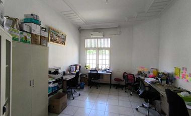 Rumah usaha Tenggilis siap huni bisa kpr Luas 600 an rangka kayu jati