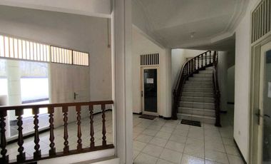 Rumah usaha Tenggilis siap huni bisa kpr Luas 600 an rangka kayu jati