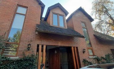 Casa en Arriendo en Los Halcones / Bernardo Larraín Cotapos