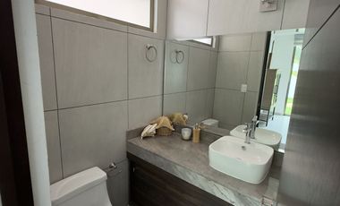 Casa en Venta con Paneles Solares dentro de Privada en Conkal Yucatán