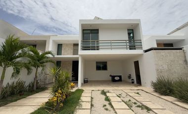 Casa en Venta con Paneles Solares dentro de Privada en Conkal Yucatán