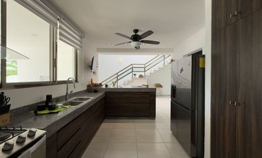 Casa en Venta con Paneles Solares dentro de Privada en Conkal Yucatán