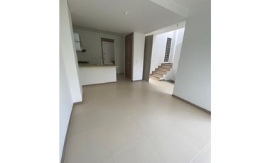 CASA DE DOS PISOS EN HACIENDA EL CASTILLO - TULIPANES, CALI