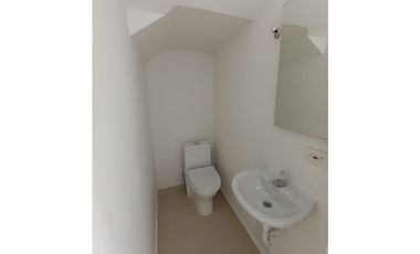 CASA DE DOS PISOS EN HACIENDA EL CASTILLO - TULIPANES, CALI