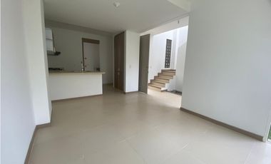 CASA DE DOS PISOS EN HACIENDA EL CASTILLO - TULIPANES, CALI