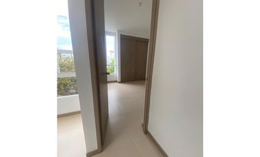 CASA DE DOS PISOS EN HACIENDA EL CASTILLO - TULIPANES, CALI