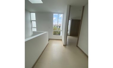 CASA DE DOS PISOS EN HACIENDA EL CASTILLO - TULIPANES, CALI