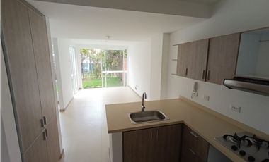 CASA DE DOS PISOS EN HACIENDA EL CASTILLO - TULIPANES, CALI