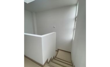 CASA DE DOS PISOS EN HACIENDA EL CASTILLO - TULIPANES, CALI