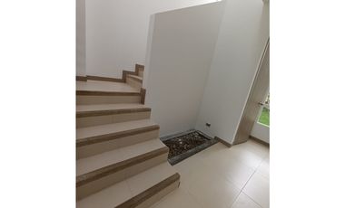 CASA DE DOS PISOS EN HACIENDA EL CASTILLO - TULIPANES, CALI