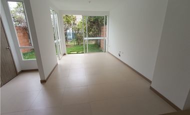 CASA DE DOS PISOS EN HACIENDA EL CASTILLO - TULIPANES, CALI