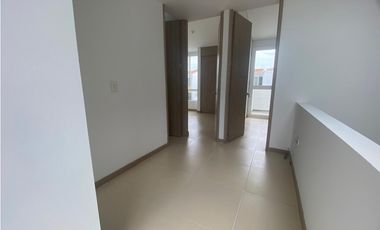 CASA DE DOS PISOS EN HACIENDA EL CASTILLO - TULIPANES, CALI