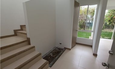 CASA DE DOS PISOS EN HACIENDA EL CASTILLO - TULIPANES, CALI