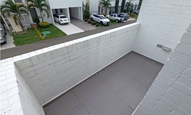 CASA DE DOS PISOS EN HACIENDA EL CASTILLO - TULIPANES, CALI