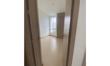 CASA DE DOS PISOS EN HACIENDA EL CASTILLO - TULIPANES, CALI