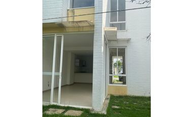 CASA DE DOS PISOS EN HACIENDA EL CASTILLO - TULIPANES, CALI