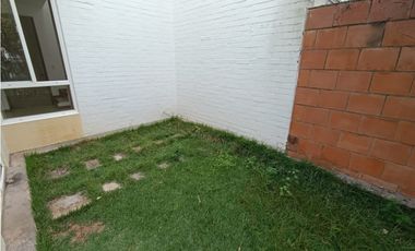 CASA DE DOS PISOS EN HACIENDA EL CASTILLO - TULIPANES, CALI