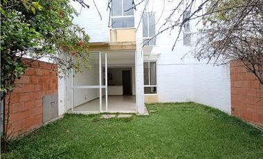 CASA DE DOS PISOS EN HACIENDA EL CASTILLO - TULIPANES, CALI