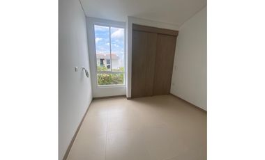 CASA DE DOS PISOS EN HACIENDA EL CASTILLO - TULIPANES, CALI