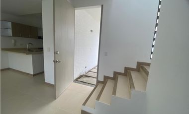 CASA DE DOS PISOS EN HACIENDA EL CASTILLO - TULIPANES, CALI