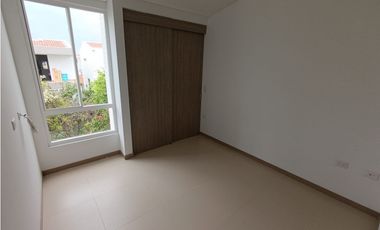 CASA DE DOS PISOS EN HACIENDA EL CASTILLO - TULIPANES, CALI