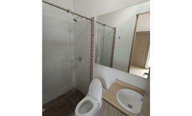 CASA DE DOS PISOS EN HACIENDA EL CASTILLO - TULIPANES, CALI