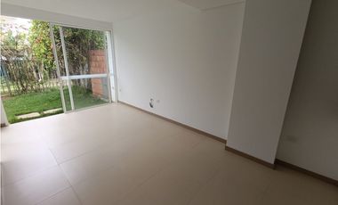 CASA DE DOS PISOS EN HACIENDA EL CASTILLO - TULIPANES, CALI