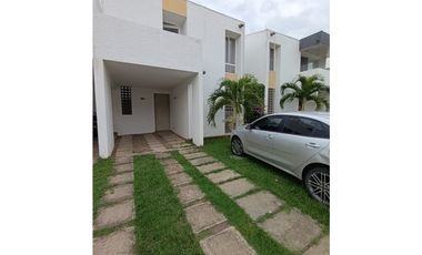 CASA DE DOS PISOS EN HACIENDA EL CASTILLO - TULIPANES, CALI