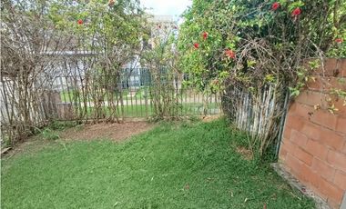 CASA DE DOS PISOS EN HACIENDA EL CASTILLO - TULIPANES, CALI