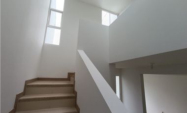 CASA DE DOS PISOS EN HACIENDA EL CASTILLO - TULIPANES, CALI