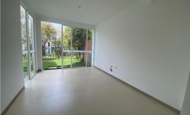 CASA DE DOS PISOS EN HACIENDA EL CASTILLO - TULIPANES, CALI