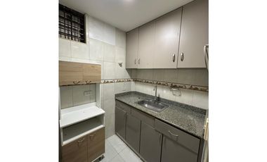 SE ARRIENDA EXCELENTE OFICINA AMOBLADA