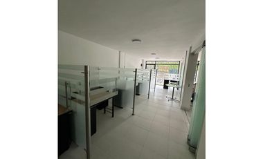 SE ARRIENDA EXCELENTE OFICINA AMOBLADA